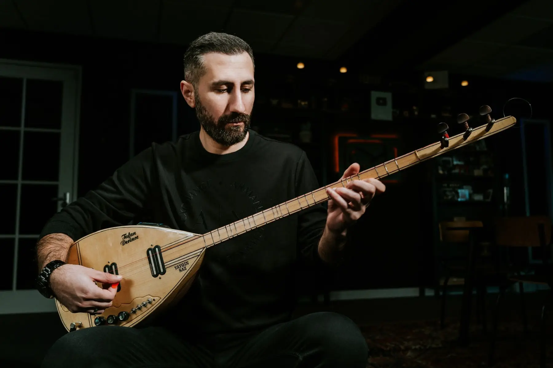 Tufan Derince elektro bağlama performansı
