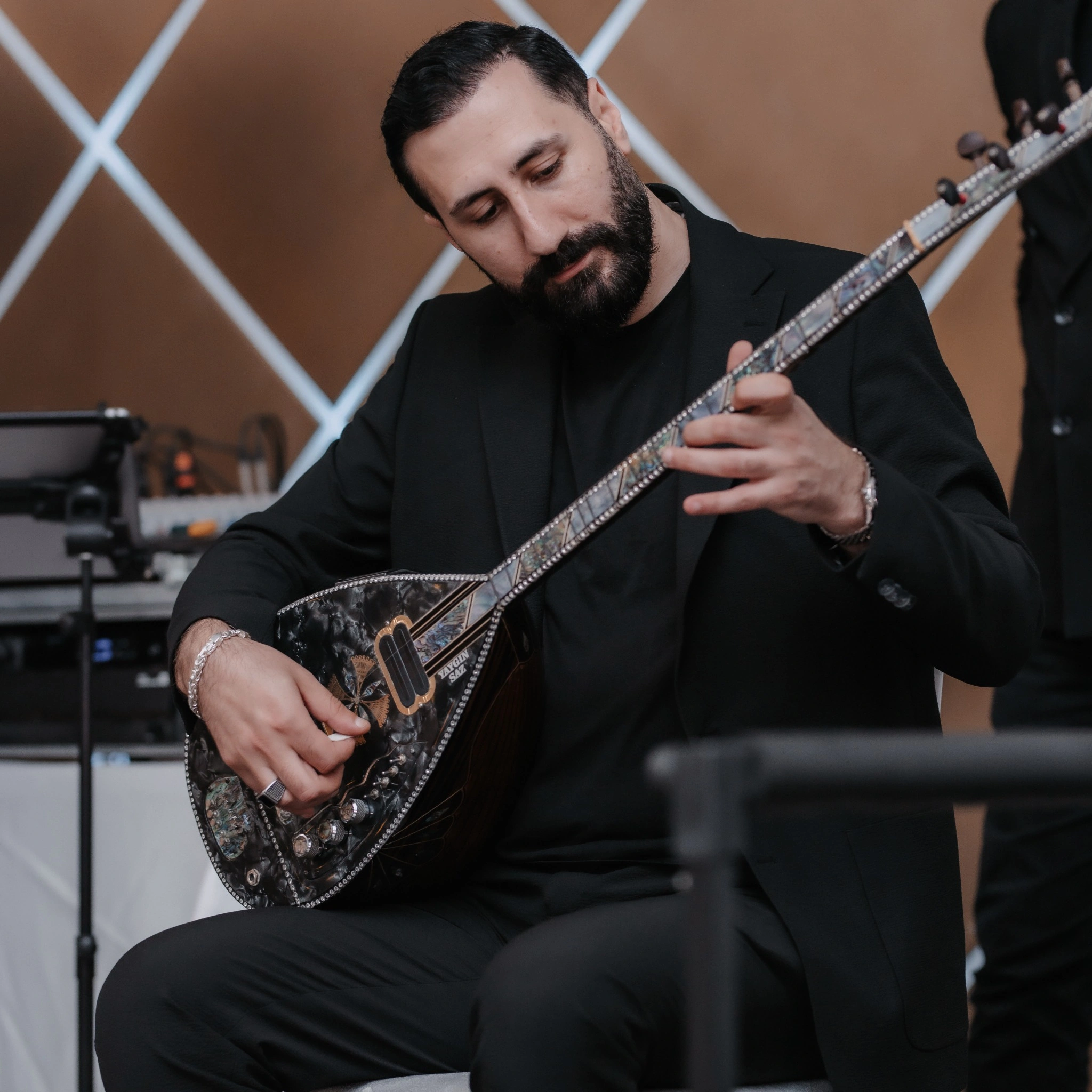 Tufan Derince elektro bağlama çalarken